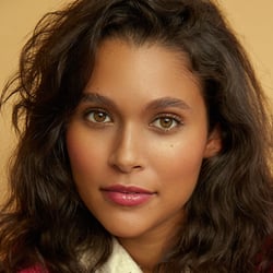 Professionelles Commercial-Modelportrait für Sedcards und Agenturbewerbungen mit natürlicher Mimik und modernem Look
