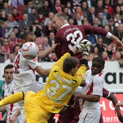 Luftkampf – Adam Nemec beim Kopfball