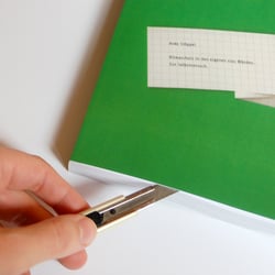 Das Buch wird in neun Teile geschnitten. Jedes Heft wird einzeln gebunden.