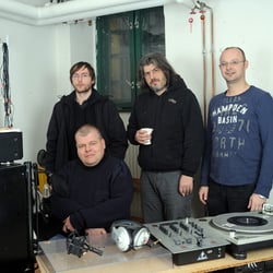 Radio © J.v.O.  http://www.tip-berlin.de/kultur-und-freizeit-stadtleben-und-leute/spendenaktion-fur-freies-kulturradio