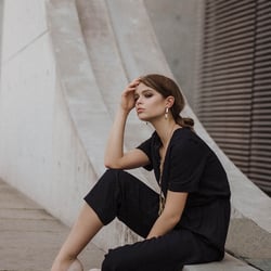 Fotografie: Jana Jukebal Model: Lara-Joy Gerstler MUA: Kristina Velko Styling: Charlotte Gottfried