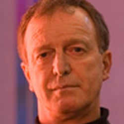 Opernintendant Dr. Michael Klügl. Im Hintergrund das Logo der Staatsoper Hannover