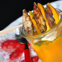 Paprikasuppe mit Kalbsbriesmilzwurst am Spiess