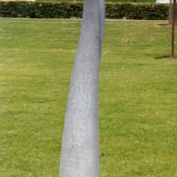 Meisterstück, Stele stilisiertes Farnblatt, höhe 180cm Kalkstein, 1993