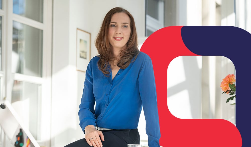Mediatorin mit ihrem Signet im Bild