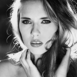 Alexandra Maxi Dudzinski in „Down in the Grove“ (Black & White Edition)