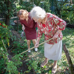 Frau Bittenbinder leidet an Alzheimer. Gepflegt wird sie von ihrer Tochter, Hedwig Sayk.