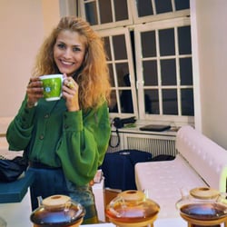Model Fiona Erdmann mit Jubiläums-Tasse.