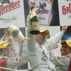 Mika Häkkinen lässt sich als Sieger des DTM-Rennens in Spa feiern