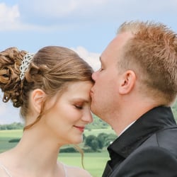 Sinnliches Hochzeitsportrait in einem Feld unterhalb der Amöneburg