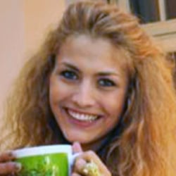 Model Fiona Erdmann mit Jubiläums-Tasse.