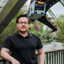 Lockeres Business-Portrait im modernen Look. Ideal für Websites, LinkedIn-Profile und Recruiting-Kampagnen.