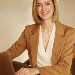 Modernes Businessportrait mit natürlicher Körpersprache für Modelportfolios, Personal Branding und Unternehmensauftritte.