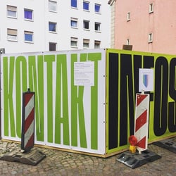 Gestaltung des Bauzauns am Ettinghausenplatz, Frankfurt-Höchst, Ansicht des Banners auf der Südwestseite mit Platz für Informat
