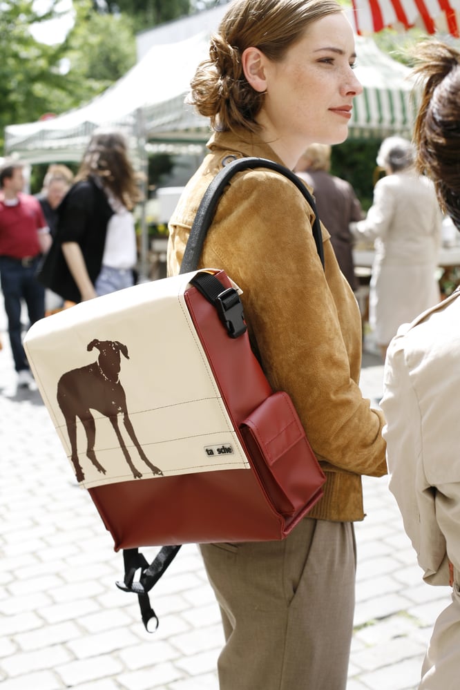 Rucksack „Athletin“ aus LKW-Plane mit Siebdruck-Motiv Hund von tausche