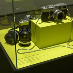 Vitrine mit Ausstellungsobjekten und Infotext
