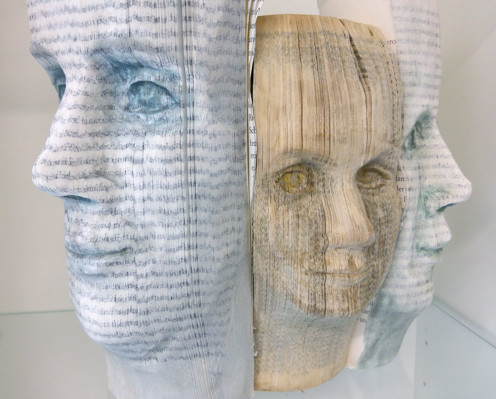 Buchgesichter – Skulpturen aus Büchern