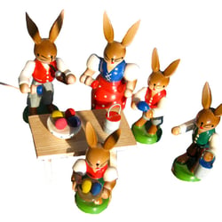 Osterhasen bei der Arbeit