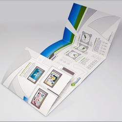 Informationsfolder zu einer Verkaufspräsentation in einem Flugzeug – E-MEDIA