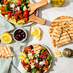 Griechischer Salat – hartes Licht