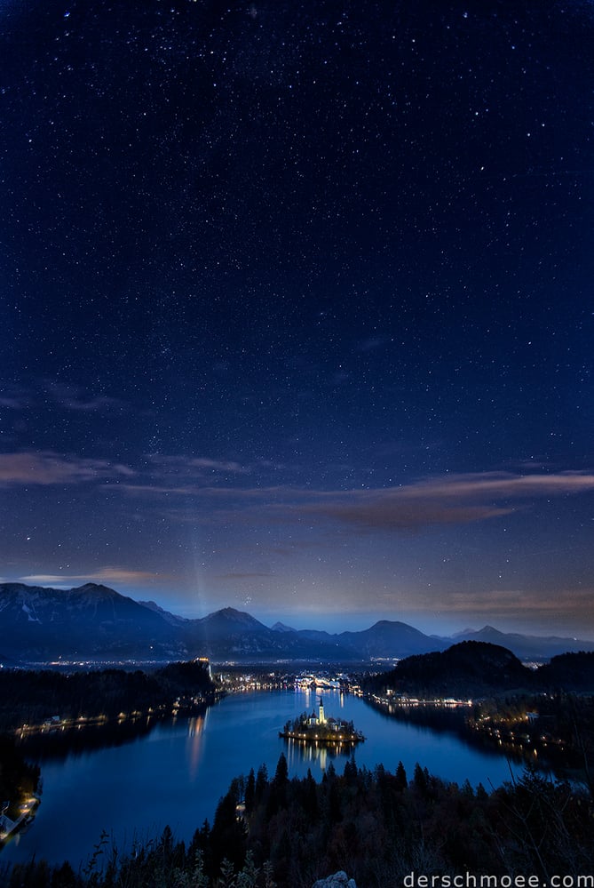 Lake Bled in Slowenien bei Nacht