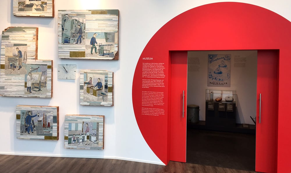 Der rote Punkt, das Markenzeichen von Hailo, markiert den Eingangsbereich des Museums.