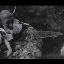 Videostill „Riverbank“