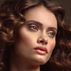 Carina Musitowski – Make-up Artistin / Stylistin