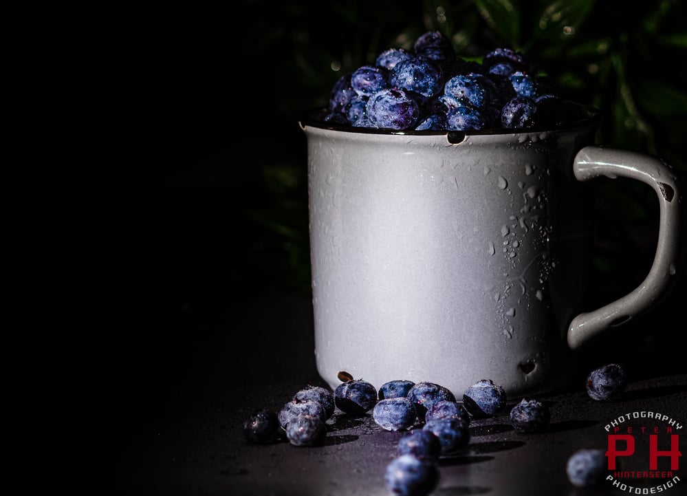 Heidelbeeren in Tasse