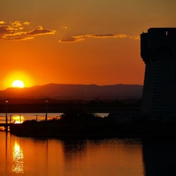 Sonnenuntergang über Etang du Grec in Palavas les Flots mit Museum Albert Dubout