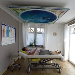 Deckengemälde auf Leinwand für eine osteopatische Praxis