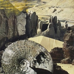 Wüstengebirge mit Ammonit, Acrylcollage, 40×30 cm, 2007