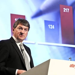 Hans Otto Schrader Vorstandsvorsitzender bei der Bilanzpressekonferenz in Hamburg 2011