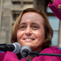 Beatrix von Storch mit Herzsymbol bei einer AfD-Wahlkampfkundgebung in München