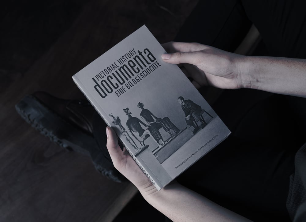 Titelbild: Besucher schaut auf König und Königin (d1)