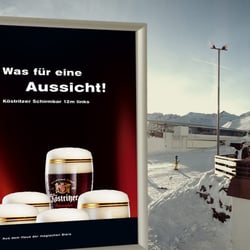 Plakate am Lift einer Skipiste für Köstritzer Schwarzbier