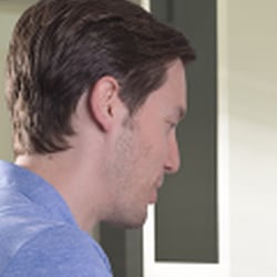 Mann in Wohnzimmer