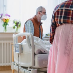 Ehrenamtlicher Helfer in einer Palliativstation in Schweinfurt St. Josef