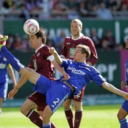 Zweikampf – Srdjan Lakic bekommt Leverkusens Daniel Schneiders Abwehrverhalten schmerzhaft zu spüren