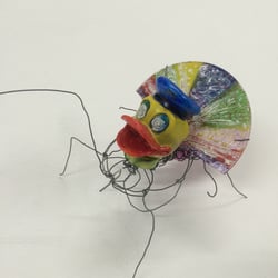 Skulptur aus gesammelten Müll