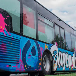 Auftrag Graffiti auf einem Linienbus