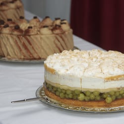 Eigne Tortenherstellung Restaurant und Pizzeria Adria Burhafe