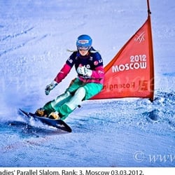 Abstieg auf einem Snowboard.