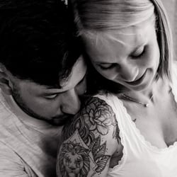Babybauchshooting im Studio / SchwarzWeiß