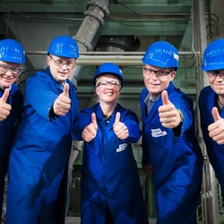 Good Job! Teamfoto in der Werkshalle