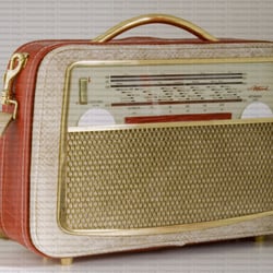 Radiohandtasche Akkord U61 beige-rot schräg