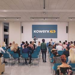 Eventraum – Gesamtansicht •  Ansicht mit Bühne und Publikumsbestuhlung, Darstellung der Nutzung.