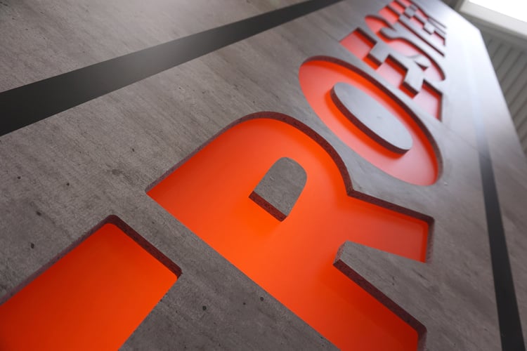 Ausgearbeitete Logos an den spitzen Seiten der Standtürme