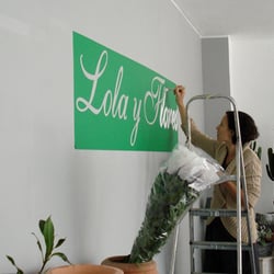 Stempeltechnik des Logos ’Lola y Flores’