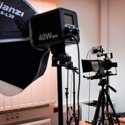 Set-Aufbau für professionelle Videoaufnahmen